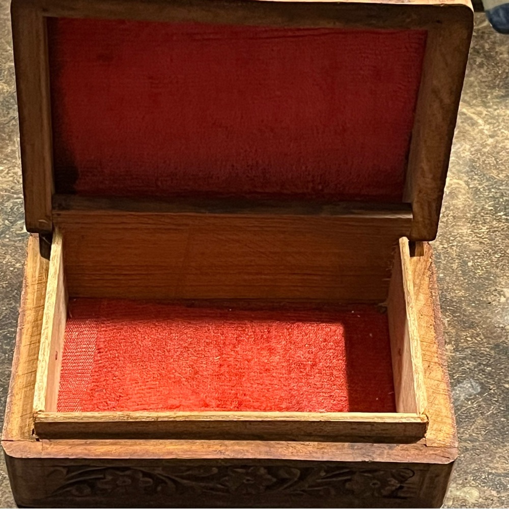 Vintage  Carved Wood Hinged Lid Jewelry trinket Storage Red Velvet Lined Box - Picture 4 of 10